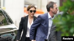 Hejli Bajden, udovica Boa Bajdena i bivša devojka Hantera Bajdena, sa verenikom Džonom Hopkinsom Aningom ulazi u sud (Foto: REUTERS/Kevin Lamarque)