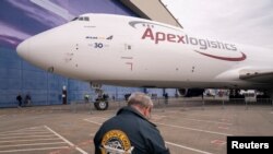 Radnik Boinga prisustvuje isporuci poslednjeg 747 aviona u fabrici u Everetu, Vašington, 31. januar 2023. (Foto: Reuters/David Ryder)