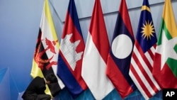 Sejumlah bendera negara anggota ASEAN di sela-sela KTT ASEAN ke-33 di Singapura pada tahun 2018. (Foto: AP/Bernat Armangue)
