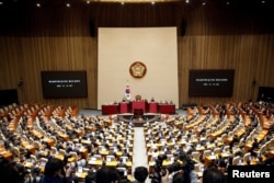 14일 여의도 국회 본회의장에서 국회의원들이 윤석열 한국 대통령에 대한 탄핵소추안 투표를 진행하고 있다.