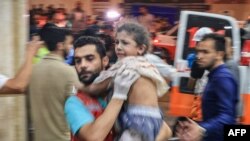 Seorang anak perempuan Palestina yang terluka akibat serangan udara Israel dibawa ke dalam rumah sakit Nasser di Khan Yunis di selatan Jalur Gaza, Selasa 17 Oktober 2023.