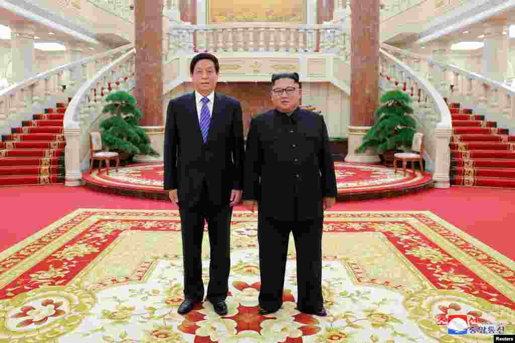 朝鲜中央通讯社2018年9月10日发布的这张未注明日期的照片中,朝鲜领导人金正恩会见中国人大常委会委员长栗战书。9月8日开始,栗战书作为中国党政头号人物习近平的特使访朝。而此前一直有报道说,朝鲜方面邀请习近平9月访问朝鲜,而今,习近平不去,而让栗战书作为特别代表访朝,引发外界种种解读。习近平担任中国最高领导人后没去过朝鲜,而在这之前去过。