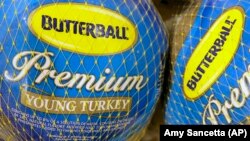 Harga daging kalkun beku seberat 7 kilogram tahun ini lebih mahal $4,60 daripada tahun lalu.