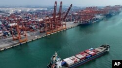 중국 신화통신이 공개한 사진. 지난해 11월 중국 남부 광시 좡족 자치구 친저우시의 친저우항에서 컨테이너 선박이 출발하고 있다.