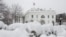 Semak-semak di luar Gedung Putih di Washington, D.C., tertutup salju tebal, 12 Februari 2025. (ANDREW CABALLERO-REYNOLDS / AFP)