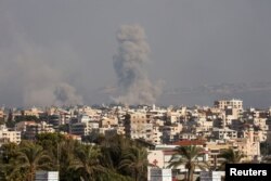 Asap mengepul di Lebanon selatan menyusul serangan Israel, di tengah permusuhan lintas batas yang sedang berlangsung antara Hizbullah dan pasukan Israel, seperti yang terlihat dari Tyre, Lebanon selatan, 23 September 2024 (Foto: REUTERS/Aziz Taher)