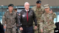 Mataimakin Shugaban Amurka Mike Pence yayinda ya ziyarci sojojin Amurka dake Koriya ta Kudu