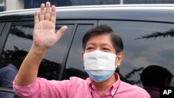 រូបឯកសារ៖ លោក Ferdinand 'Bongbong' Marcos Jr. គ្រវី​ដៃ​ទៅ​កាន់​ក្រុម​អ្នក​គាំទ្រ​របស់​លោក បន្ទាប់​ពី​លោក​បំពេញ​បែបបទ​ធ្វើ​ជា​បេក្ខជន​ប្រធានាធិបតី​ហ្វីលីពីន ថ្ងៃទី៦ ខែតុលា ឆ្នាំ២០២១ ទីក្រុង​ម៉ានីល ប្រទេស​ហ្វីលីពីន។