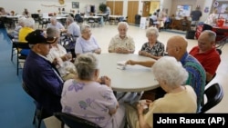 Beberapa warga lansia bermain kartu bersama di Lecanto, Florida (foto: ilustrasi). Data baru menemukan perempuan hidup 4,4 tahun lebih lama daripada pria.