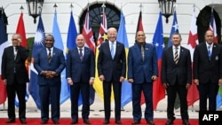 资料照片：2023年9月25日，马绍尔群岛、巴布亚新几内亚、库克群岛、基里巴斯、图瓦卢、纽埃等太平洋岛国领导人在华盛顿白宫参加太平洋岛国论坛峰会后与美国总统拜登(中)合影。（法新社照片）