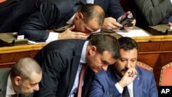 意大利参议院副议长森蒂纳约（Gian Marco Centinaio）（前排站立者）（美联社资料图）