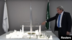 Mounib Hammoud, CEO Jeddah Economic Company, memperlihatkan model Jeddah Tower di Jeddah, Arab Saudi, 6 Februari 2018.