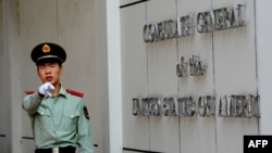 资料照：在美国驻成都总领事馆前一名中国武警士兵做出警告的手式。（2012年9月18日）