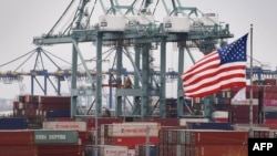 资料照：中国集装箱堆放在美国加州洛杉矶港。（2019年5月14日）