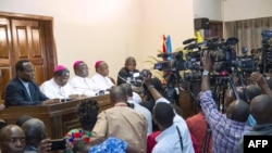 Mokambi ya CENCO (Conférence épiscopale nationale ya Congo), Mgr Marcel Utembi (C) na cardinal Fridolin Ambongo (2e D) elongo na ba episkopo basusu na centre interdiocésain ya Kinshasa, le 31 décembre 2016.