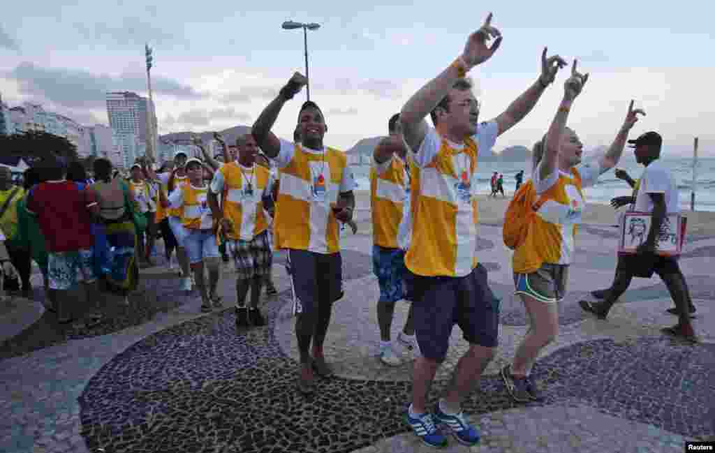 Un grupo de peregrinos danzan y cantan en la playa de Copacabana celebrando el arribo del Papa Francisco.