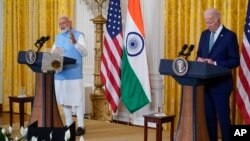 Premijer Indije Narendra Modi i predsednik SAD-a Džo Bajden obraćaju se novinarima u Beloj kući, Vašington, 23. jun, 2023. (Foto: AP/Evan Vucci)