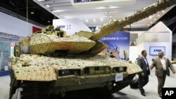 资料照片：阿联酋国际防务展览会上售出的德国豹式坦克。(2017年2月22日）