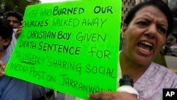 Seorang anggota komunitas minoritas Pakistan meneriakkan slogan-slogan selama demonstrasi menentang hukuman seorang pria Kristen atas tuduhan penistaan ​​agama dan mengutuk undang-undang penistaan ​​agama di negara itu, 2 Juli 2024 (foto: dok). 