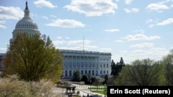 Sebuah mobil biru terlihat setelah menabrak barikade polisi di luar gedung Capitol AS dalam insiden yang dilaporkan mengakibatkan kematian salah satu petugas polisi Capitol, cedera petugas lain dan kematian pengemudi akibat tembakan polisi di Capitol Hill