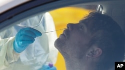 បុគ្គលិក​វេជ្ជសាស្ត្រ​ធ្វើ​តេស្ត​រក​ជំងឺ​កូវីដ១៩ នៅ​ក្នុង​ក្រុង Christchurch ប្រទេស​នូវែលសេឡង់ កាលពី​ថ្ងៃទី១៣ ខែសីហា ឆ្នាំ២០២០។