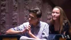 佛州校园枪击案的幸存学生重返校园