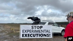 Aktivisti protiv smrtne kazne pozivaju na ukidanje eksperimentalnih metoda pogubljenja na putu ka zatvoru u Alabami, 25. januara 2024. (Foto: AP/Kim Chandler)
