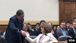 美国国会议长佩洛西2019年6月4日出席天安门事件30周年听证会，并与当时学生运动领袖吾尔开希握手致意。（美国之音记者李逸华拍摄）