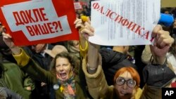 Protest građana ispred kancelarija Republičke izborne komisije u Beogradu, 19. decembar 2023. (AP Photo/Darko Vojinovic)