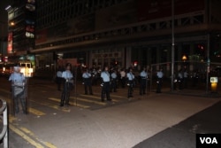 2019年7月7日午夜，九龙大游行的部分抗议者在旺角和警察对峙，警方封锁了商业街弥敦道旺角段 （美国之音记者申华拍摄）