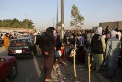 Ratusan orang berkumpul di dekat pos pemeriksaan saat berlangsungnya berlangsungnya evakuasi di Bandara Internasional Hamid Karzai, di Kabul, Afghanistan, 25 Agustus 2021.