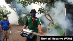 Petugas melakukan fogging di salah satu kawasan di Sleman, DIY (foto: VOA/Nurhadi Sucahyo)