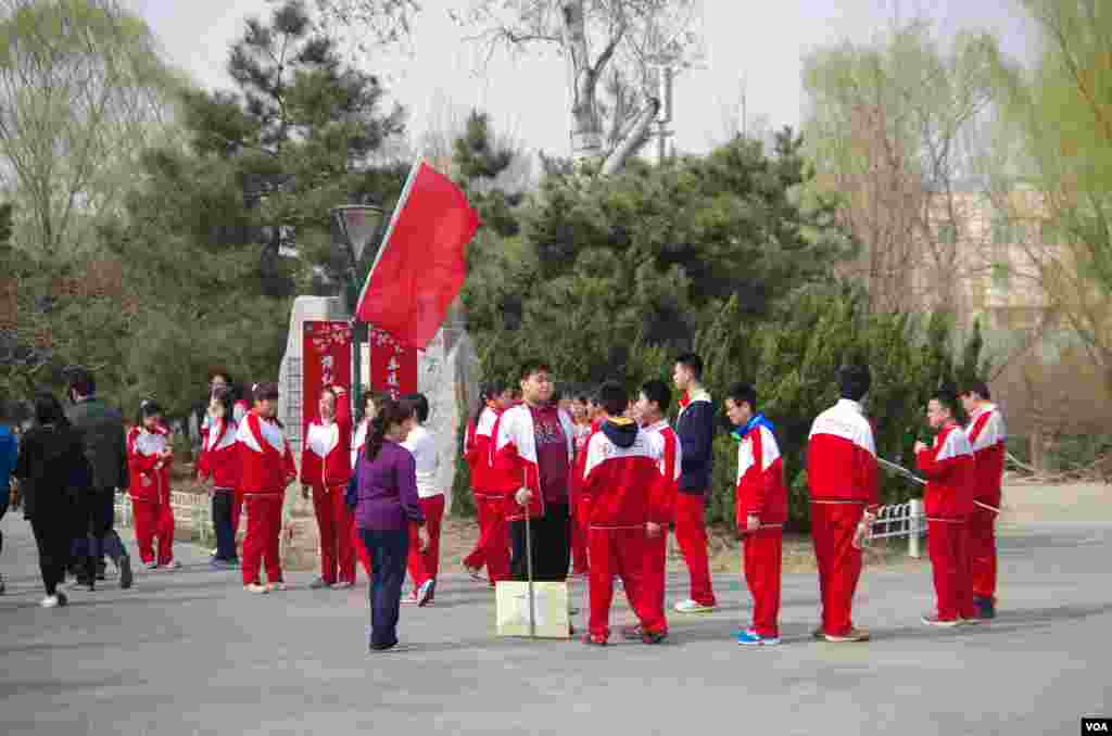 北京市中学生在玉渊潭公园春游 (曾谙 摄于2016年3月21日)