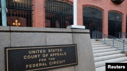 Pengadilan banding federal pada Sabtu (2/1) menolak upaya seorang anggota Kongres dari Partai Republik untuk memungkinkan Wakil Presiden Mike Pence membatalkan kemenangan Presiden terpilih Joe Biden dalam pilpres. (Foto: REUTERS/Andrew Kelly)