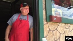 Marty Coar Sr., whose family runs Two Brothers Pizza in Dunmore, Pennsylvania, remembers when industry was bustling in the Scranton area, before jobs were moved elsewhere. (A. Pande/VOA)