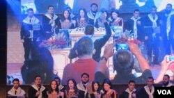 Penampilan paduan suara dari Bethlehem Bible College di kota Bethlehem, Palestina, di depan jemaat misa Gereja Bethel Indonesia Glow Fellowship Center, Jakarta (11/12). (VOA/Fathiyah Wardah)