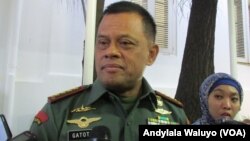 Panglima TNI Jenderal Gatot Nurmantyo memberikan keterangan kepada media di komplek Istana Kepresidenan Jakarta. (Foto dok.: VOA/Andylala)