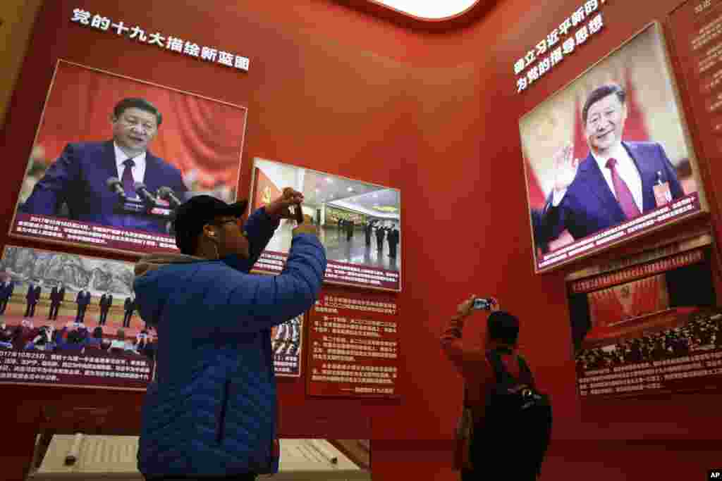 2018年11月15日,北京中国国家博物馆举办中国改革开放40周年展览突出习近平主席,参观者用手机拍照。有大字标题说“确立习近平新时代中国特色社会主义思想为党的指导思想”。香港《南华早报》11月22日报道,《陕西日报》内部文件显示,该报两名编辑在这16个字的“习近平思想”提法上外加了“总书记”三个字,被定性为“重大差错”,从而分别被罚款人民币1万元与5千元。 