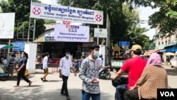 រូបឯកសារ៖ ពលរដ្ឋ​រស់នៅ​ក្នុង​សង្កាត់​ច្បារអំពៅ បាន​មក​ចាក់​វ៉ាក់សាំង​បង្ការ​កូវីដ ដូស​ទី ៣ នៅ​មន្ទីរពេទ្យ​បង្អែក​ច្បារអំពៅ ក្នុង​រាជធានី​ភ្នំពេញ កាលពី​ថ្ងៃ​ទី១៤ ខែតុលា ឆ្នាំ ២០២១។ (ធីតា វីន/វីអូអេ)