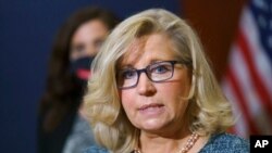 Liz Cheney dari Partai Republik berbicara dengan wartawan setelah sesi strategi GOP di Capitol Hill di Washington, 20 April 2021. (Foto: AP)