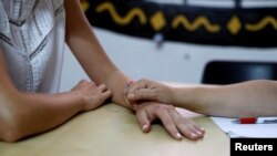 The Asia Foundation bekerja sama dengan Hukumonline.com membuat platform digital, KONEKSI, yang membantu perempuan korban kekerasan dengan penasihat hukum. (Foto: Ilustrasi/Reuters)