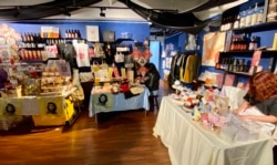 位于荔枝角一间工业大厦单位的似水牛年迷你年宵市集，以售卖本土自家设计的特色产品为主 (美国之音/汤惠芸)