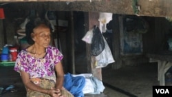 លោកស្រី ផន អ៊ុន អាយុ៧២ឆ្នាំ ប្រជាពលរដ្ឋរស់នៅក្នុងភូមិម្កាក់ ឃុំចំប៉ី ស្រុកបាទី ខេត្តតាកែវ ពឹងផ្អែកលើប្រាក់ផ្តល់ដោយកូនរបស់លោកស្រីពីរនាក់ ដែលធ្វើការនៅរោងចក្រកាត់ដេរ។ (ស៊ុន ណារិន/VOA)