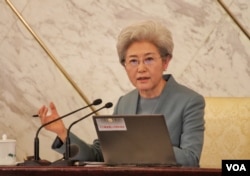 人大发言人傅莹回答记者问，谈2016年中国军费和南海岛礁扩建争议。（2016年3月3日，美国之音金子莹拍摄）
