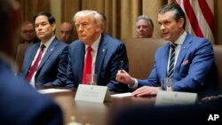 Le président américain Donald Trump lors d'une réunion du cabinet à la Maison Blanche à Washington, en compagnie du secrétaire d'État Marco Rubio et du secrétaire à la Défense Pete Hegseth, le 26 février 2025. (Photo AP)