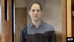 Novinar američkog Volstrit žurnala Evan Gerškovič stoji u kavezu za optuženike tokom saslušanja o istražnom pritvoru, u sudu u Moskvi, 26. marta 2024.