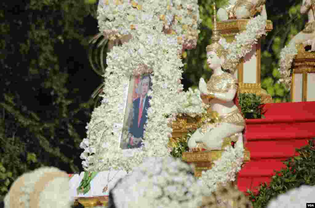 ពិធី​បូជា​ព្រះ​សព​របស់​សម្តេច​ក្រុម​ព្រះ​ ​នរោត្តម​ រណឫទ្ធិ​ នៅ​វាល​ព្រះមេរុ ​មុខ​​វត្តបុទមវតី​ រាជធានី​ភ្នំពេញ​ ថ្ងៃទី៨​ ខែធ្នូ​ ឆ្នាំ​២០២១។ (ហ៊ាន សុជាតា/វីអូអេ)