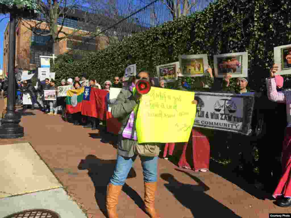 ထိုင်းနိုင်ငံ လိပ်ကျွန်းလူသတ်မှုမှာ သေဒဏ်ချမှတ်ခံထားရတဲ့ မြန်မာနိုင်ငံသား ၂ ဦးရဲ့ အမှုနဲ့ ပတ်သက်ပြီး တရားမျှတစွာ ပြန်လည်ဆုံးဖြတ်ပေးဖို့ အမေရိကန်ပြည်ထောင်စု ဝါရှင်တန်ဒီစီမှာရှိတဲ့ မြန်မာသံရုံးနဲ့ ထိုင်းသံရုံးရှေ့တွေမှာ ပြည်နယ်ပေါင်း ၈ ခုက မြန်မာ့အရေးလှုပ်ရှားသူတွေ တောင်းဆိုဆန္ဒပြ။ (ဓာတ်ပုံ - မခင်အေးမြင့်)