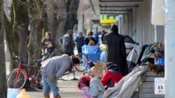 រូបឯកសារ៖ ជន​គ្មាន​ផ្ទះសម្បែង​ស្នាក់នៅ​តាម​ផ្លូវ​ថ្មើរជើង​នៅ​ទីប្រជុំជន​ក្រុង Salem រដ្ឋ Oregon សហរដ្ឋអាមេរិក កាល​ពី​ថ្ងៃទី៣ ខែមីនា ឆ្នាំ២០២០។