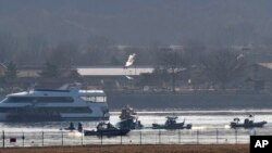 မြို့တော်ဝါရှင်တန်အနီး ရော်နယ်ရေဂင်လေဆိပ်နားမှာ ခရီးသည်တင်လေယာဥ်နဲ့ လေ့ကျင့်ရေးစစ်ရဟတ်ယာဥ်တို့တိုက်မိပြီး ပိုတိုးမတ်မြစ်ထဲပျက်ကျခဲ့တဲ့နေရာတဝိုက် ရှာဖွေကယ်ဆယ်ရေးလုပ်နေစဥ်။ (ဇန်နဝါရီ ၃၀၊ ၂၀၅) 